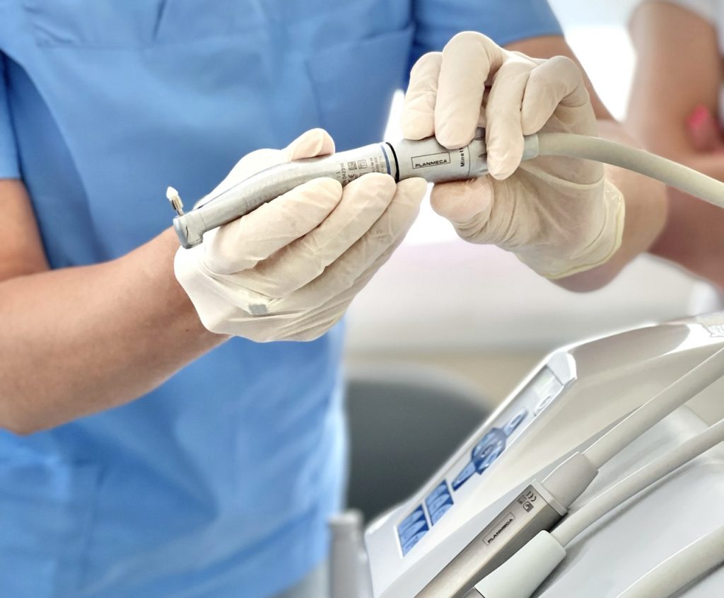 The aim of the dental assistant training is to enable the learner to acquire basic skills. The trainee will be able to assist the dentist in the treatment of patients, taking x-rays, using the Toothbrush programme and providing first aid if necessary. The training does not confer a professional qualification but prepares the trainee for employment.